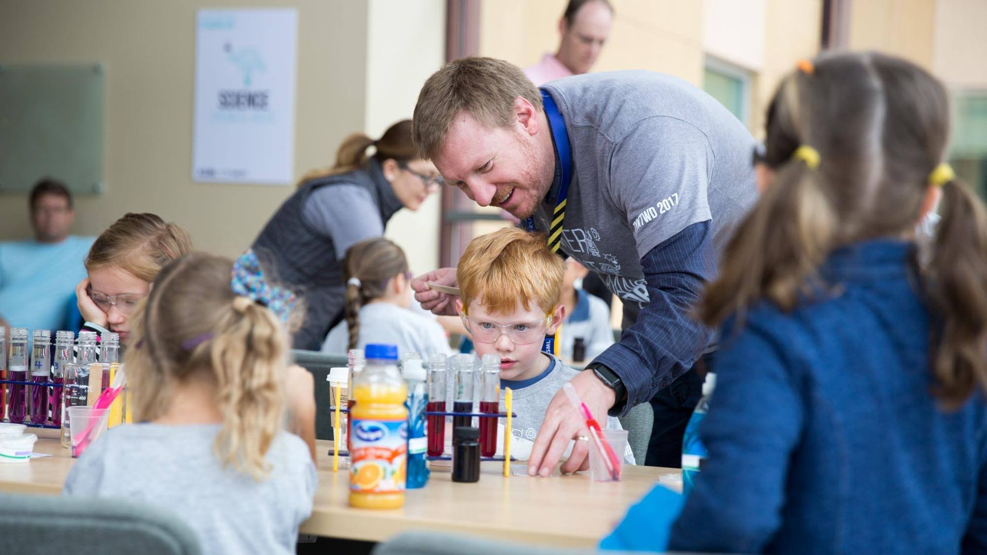 一張含有 個人, 室內 的圖片

自動產生的描述