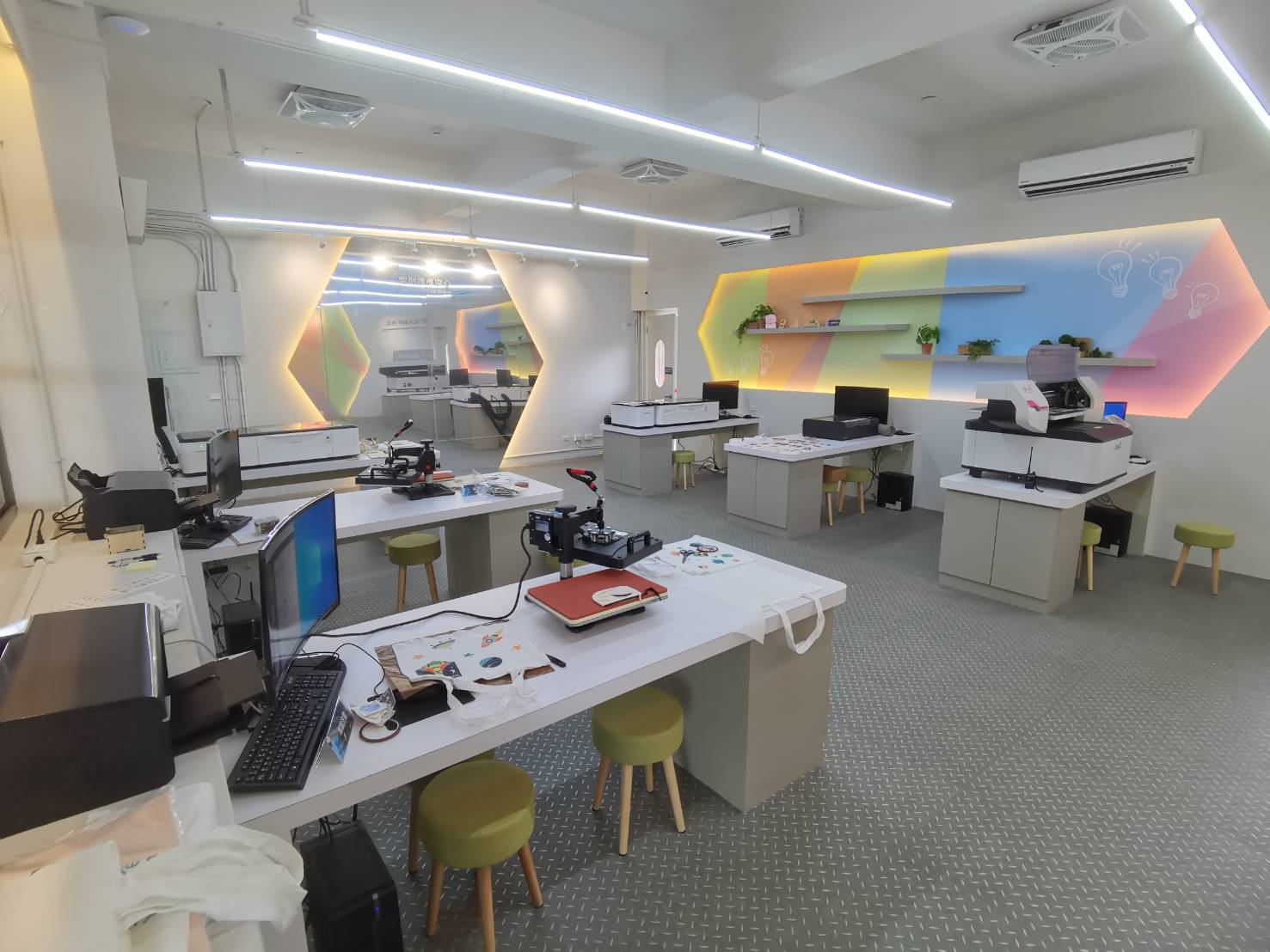 一張含有 室內, 地板 的圖片
自動產生的描述