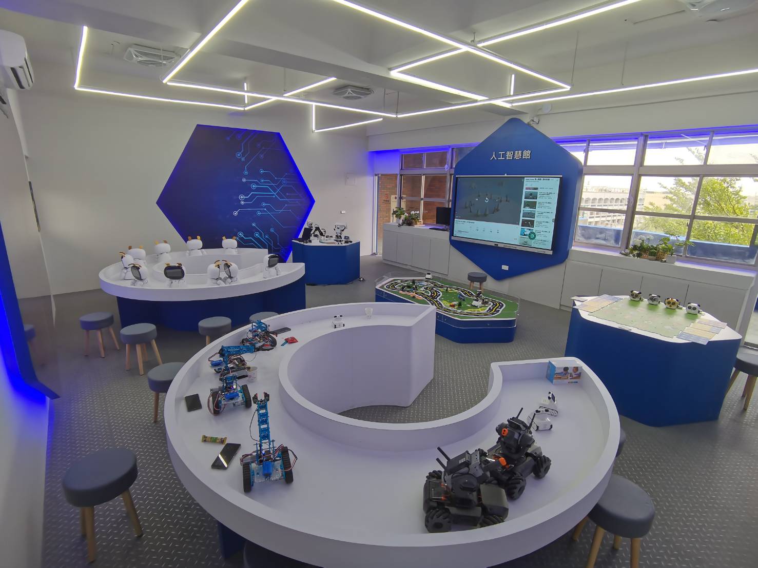 一張含有 文字, 室內, 藍色, 桌 的圖片
自動產生的描述