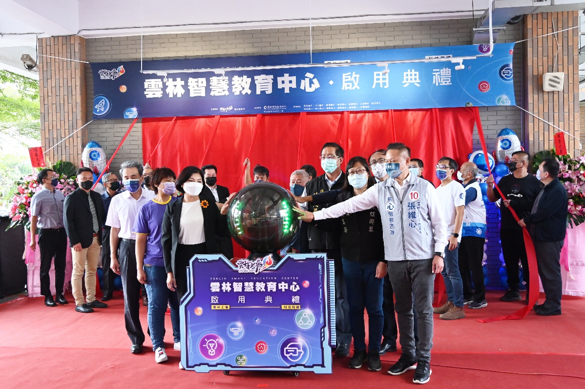 一張含有 文字, 個人, 傢俱, 團體 的圖片
自動產生的描述